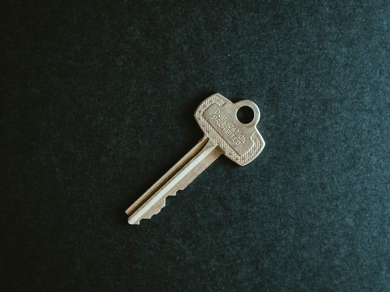 Llave de metal en un fondo oscuro para tu vivienda