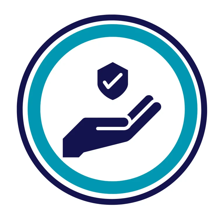 Icono de una mano sosteniendo un escudo con una marca de verificación. Seguridad en seguros